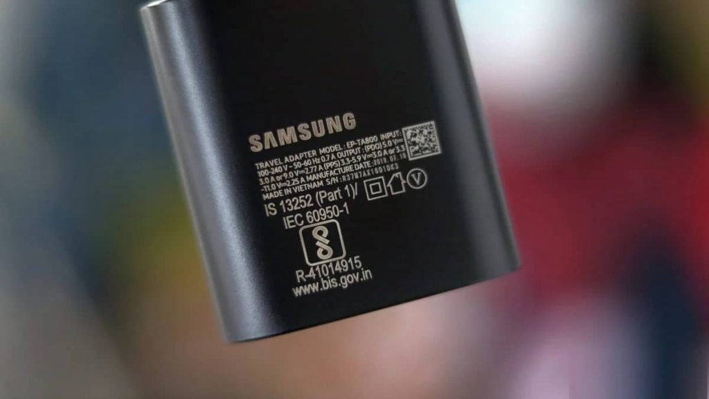حذف شارژر از جعبه گوشی ها، سامسونگ را به دادگاه میکشاند samsung charger 1024x576 - حذف شارژر از جعبه گوشی ها، سامسونگ را به دادگاه میکشاند