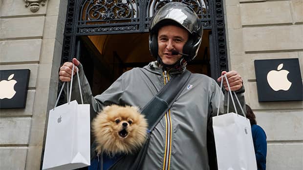 یورش مردم به فروشگاه های اپل برای خرید آیفون ۱۴ People Storimg Apple Stores for iPhone 14 2 - یورش مردم به فروشگاه های اپل برای خرید آیفون ۱۴