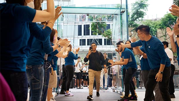 یورش مردم به فروشگاه های اپل برای خرید آیفون ۱۴ People Storimg Apple Stores for iPhone 14 4 - یورش مردم به فروشگاه های اپل برای خرید آیفون ۱۴